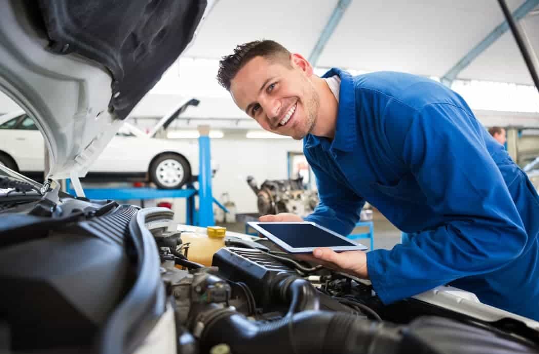 KFZ-Werkstatt mit mehreren Fahrzeugen in der Wartung