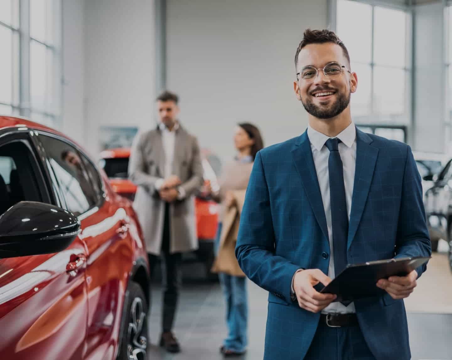 Autohändler berät Kunden beim Verkauf eines Gebrauchtwagens